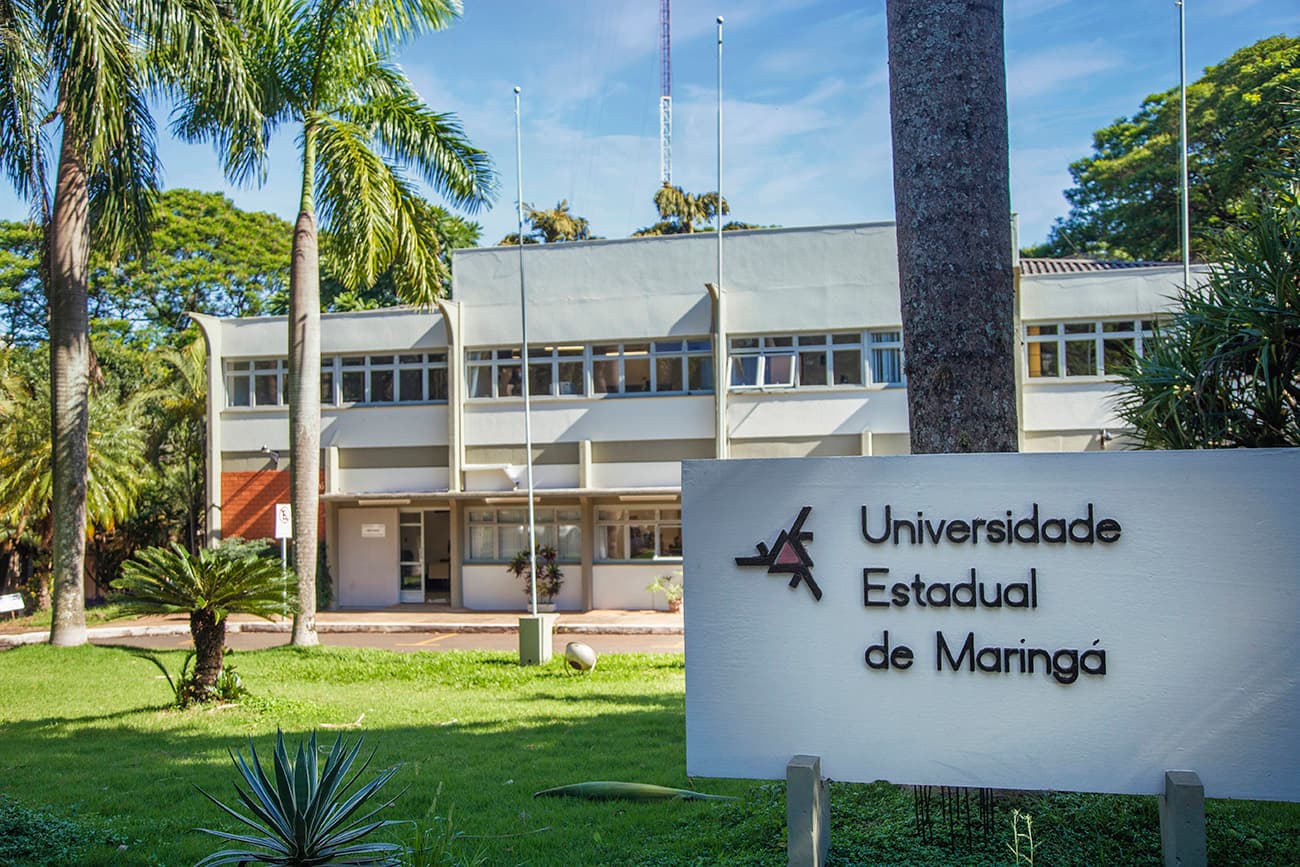 Foto do prédio da reitoria da UEM